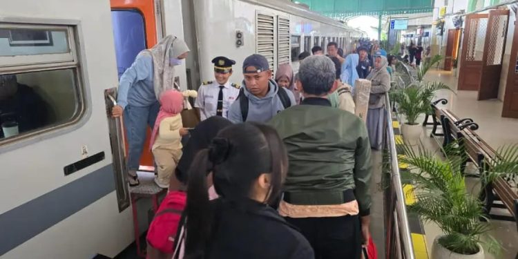 Jalur Stasiun Pegadenbaru Normal KAI Daop 7 Madiun Pastikan Keberangkatan Kereta Sesuai Jadwal