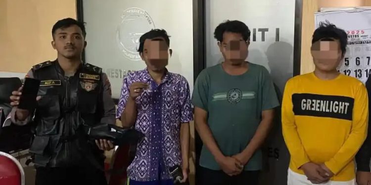 Tiga Pria Ugal-ugalan di Jalan Tembaan Surabaya Membawa 1 Poket Sabu