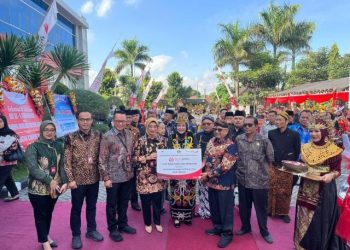 Bantuan Ambulans dan Beasiswa untuk Masyarakat Blitar serta Mahasiswa UINSA dari Bank Jatim