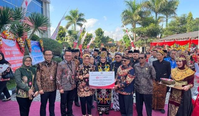 Bantuan Ambulans dan Beasiswa untuk Masyarakat Blitar serta Mahasiswa UINSA dari Bank Jatim