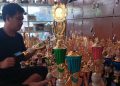 Dosen Beralih Profesi Menjadi Pengrajin Trofi dengan Omset Meningkat di Bulan Agustus