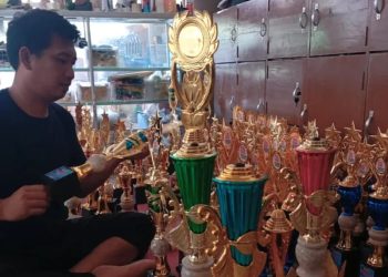 Dosen Beralih Profesi Menjadi Pengrajin Trofi dengan Omset Meningkat di Bulan Agustus