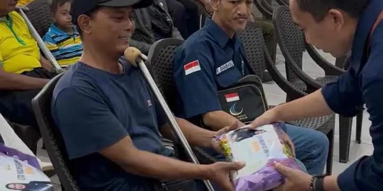 Bantuan Beras untuk Komunitas Difabel di Surabaya Oleh Lita Machfud Arifin