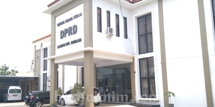 Kontroversi Saat Ekonomi Sedang Menyusut