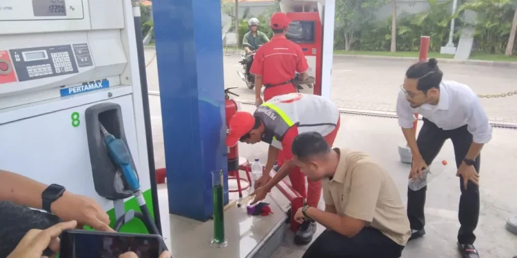 Sidak SPBU oleh Polres Gresik Pastikan Tidak Ada BBM Oplosan Pertalite