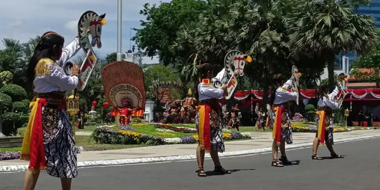 Reog Ponorogo Mempercantik Perayaan Hari Jadi ke-80 Jawa Timur di Grahadi