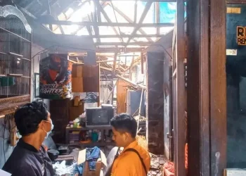 Atap Rumah di Surabaya Ambrol, BPBD Serahkan Bantuan