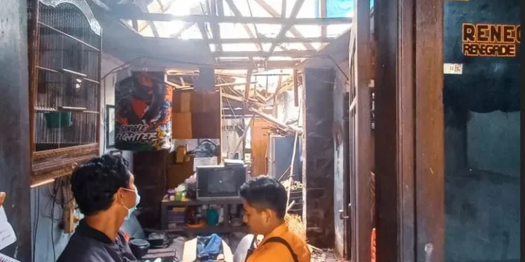 Atap Rumah di Surabaya Ambrol, BPBD Serahkan Bantuan