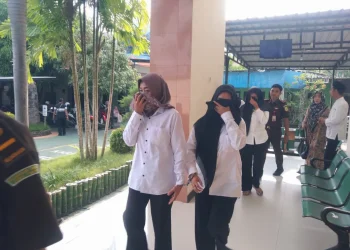 Tiga Perempuan Kompak Hadiri Persidangan Kasus Narkoba di Pengadilan Gresik