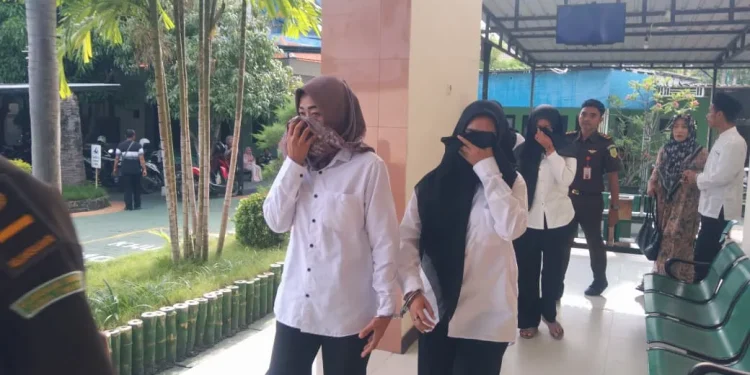 Tiga Perempuan Kompak Hadiri Persidangan Kasus Narkoba di Pengadilan Gresik