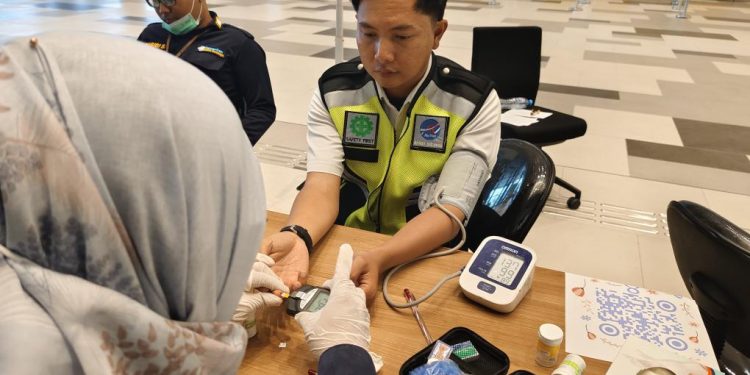 Cek Kesehatan Gratis dan Sosialisasi SATUSEHAT di Bandara Dhoho Kediri oleh BBKK Surabaya