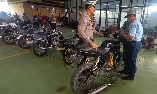 Puluhan Siswa SMK Wlingi Blitar Musnahkan Knalpot Brong Meski Dalam Keadaan Sedih