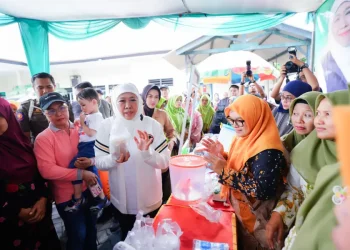 Sembako Murah, Emak-Emak Benowo Surabaya Serbu Pasar Pemprov Jatim