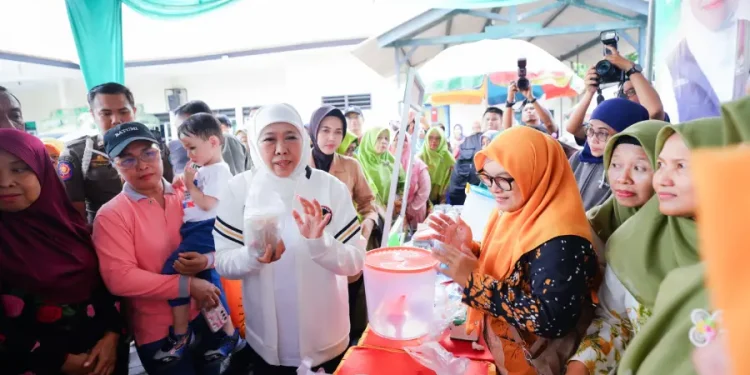 Sembako Murah, Emak-Emak Benowo Surabaya Serbu Pasar Pemprov Jatim