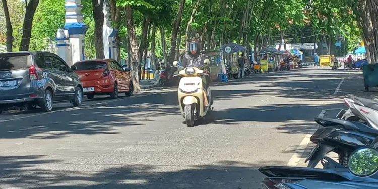 Perbarui Marka Jalan di Sekitar Alun-Alun Trunojoyo oleh Dishub Sampang