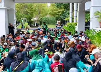 Tasyakuran Nasi Bungkus Bareng Warga pada Harjaba ke-254 Banyuwangi oleh Bupati Ipuk
