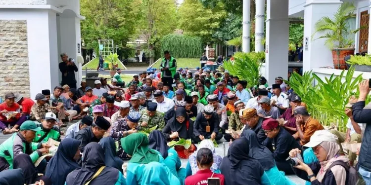 Tasyakuran Nasi Bungkus Bareng Warga pada Harjaba ke-254 Banyuwangi oleh Bupati Ipuk