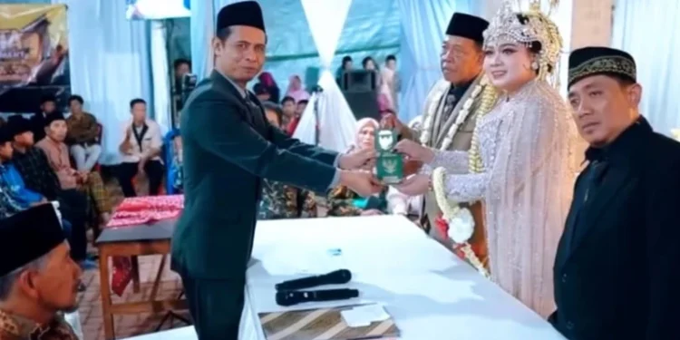Suami Jadi Tersangka Cek Palsu Rp3 Miliar, Sheila Tetap Setia Pada Mbah Tarman