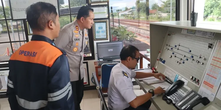 Patroli Dialogis Kapolres Magetan di Stasiun untuk Keamanan Arus Penumpang Nataru
