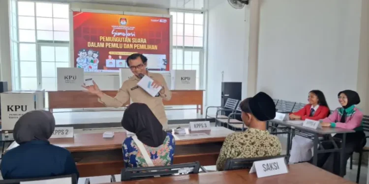 Puluhan Sekolah Ikuti Pendidikan Kepemiluan di KPU Nganjuk oleh Pengurus OSIS