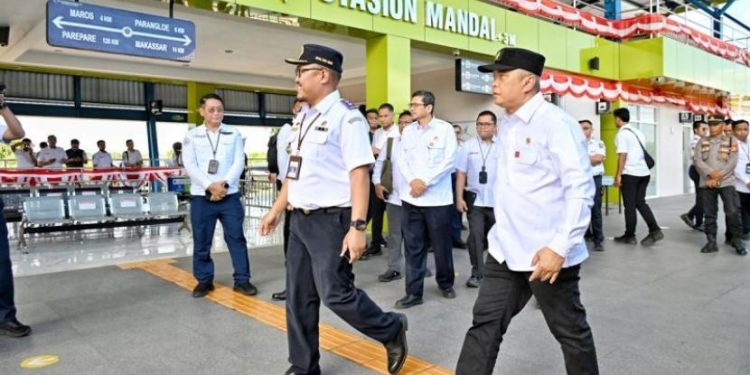 Menhub Tertutup dan Kebijakannya Tak Jelas Selain Menlu