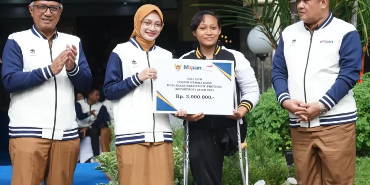 Mbak Wali Kediri Serahkan SK Kenaikan Pangkat BLT dan Bonus Atlet Berprestasi Penuh Energi