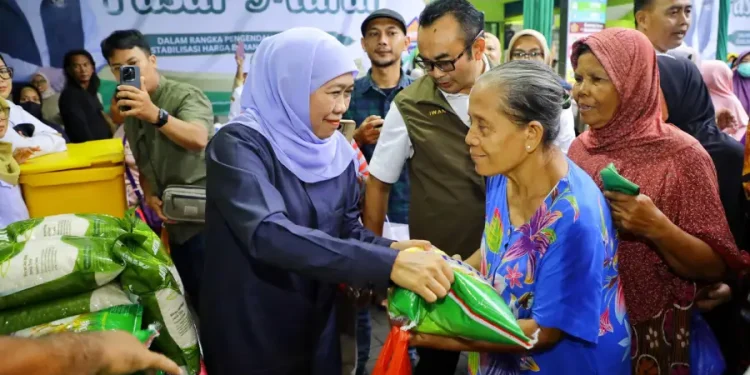 Gubernur Khofifah Berkomitmen Stabilkan Harga Jelang Nataru dan Ramadan 2026 di Jawa Timur