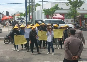 Demo Mahasiswa di Dinas Pertanian Sampang