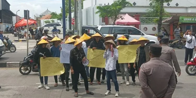 Demo Mahasiswa di Dinas Pertanian Sampang
