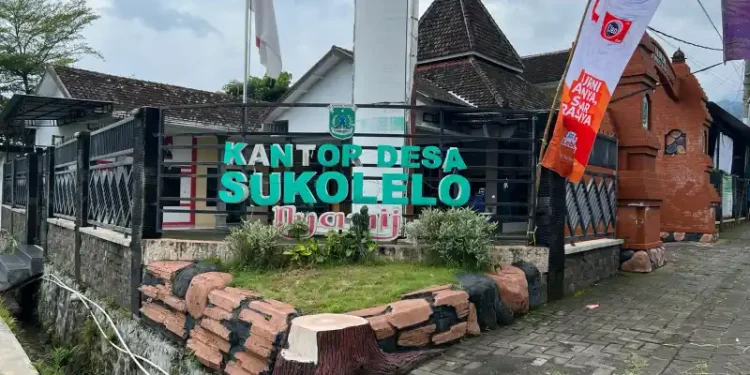Protes Warga Sukolelo Prigen Terhadap Penahanan Surat Letter C oleh Kades