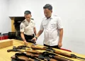 Kepala Keamanan Rutan Banjarsari Gresik Cek Senjata Api Petugas