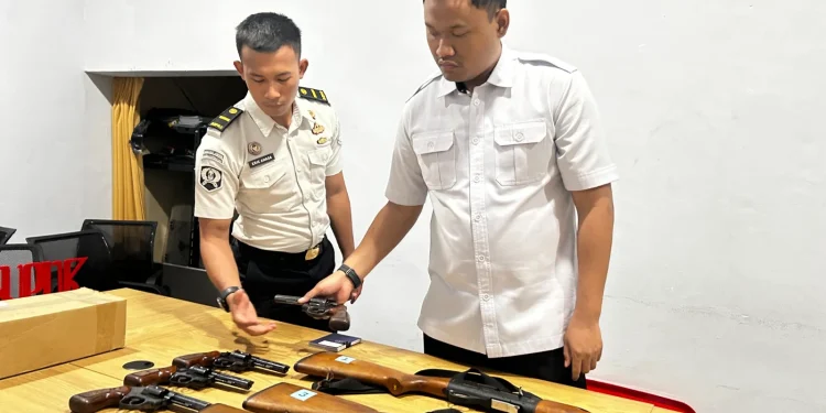 Kepala Keamanan Rutan Banjarsari Gresik Cek Senjata Api Petugas