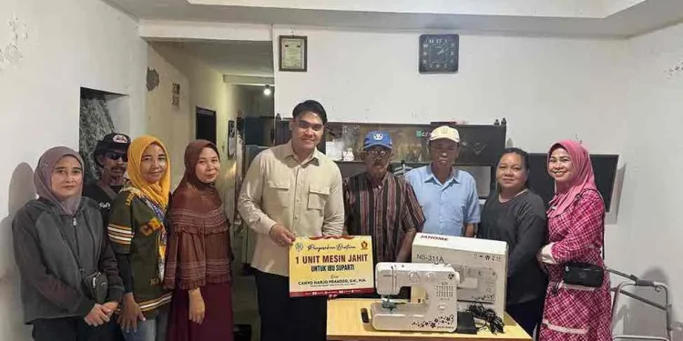 Legislator Jatim Serahkan Mesin Jahit Elektrik untuk Lansia Rentan di Wiyung