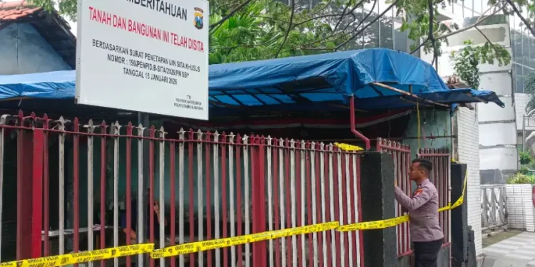 Kantor Ormas Madas di Jalan Raya Darmo Surabaya Ditutup oleh Polisi