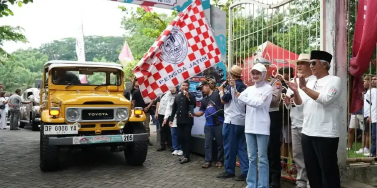 Wali Kota Kediri Berpartisipasi dalam Rally Wisata Mobil Kuno PPMKI Jawa Timur