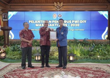 PWI Pusat Berikan Anggota Kehormatan kepada Sultan HB X