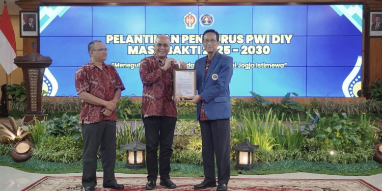 PWI Pusat Berikan Anggota Kehormatan kepada Sultan HB X
